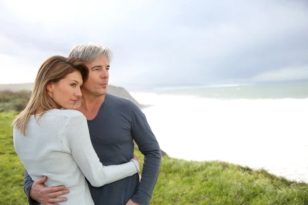 Couple sur la côte de l'océan — Photo