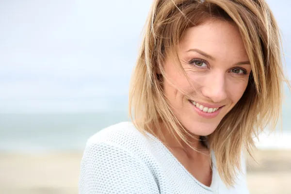 Mujer rubia en la playa — Foto de Stock