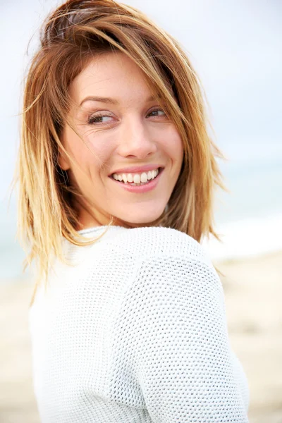 Volwassen vrouw op strand — Stockfoto