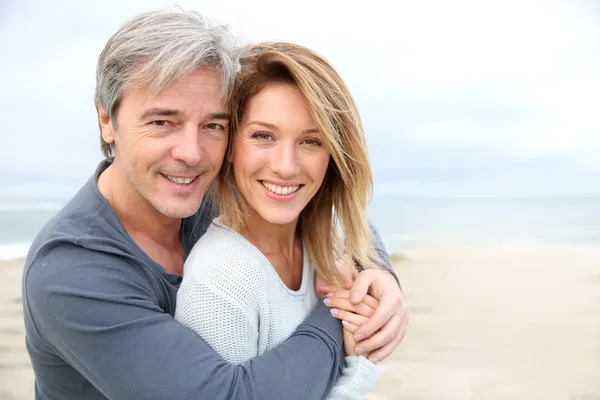 Pareja madura abrazando — Foto de Stock