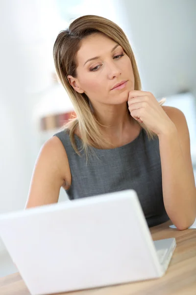 Zakenvrouw Werken op Laptop — Stockfoto