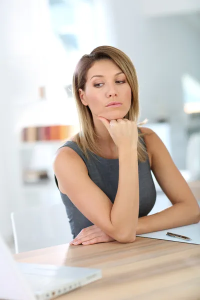 Aantrekkelijke volwassen zakenvrouw — Stockfoto