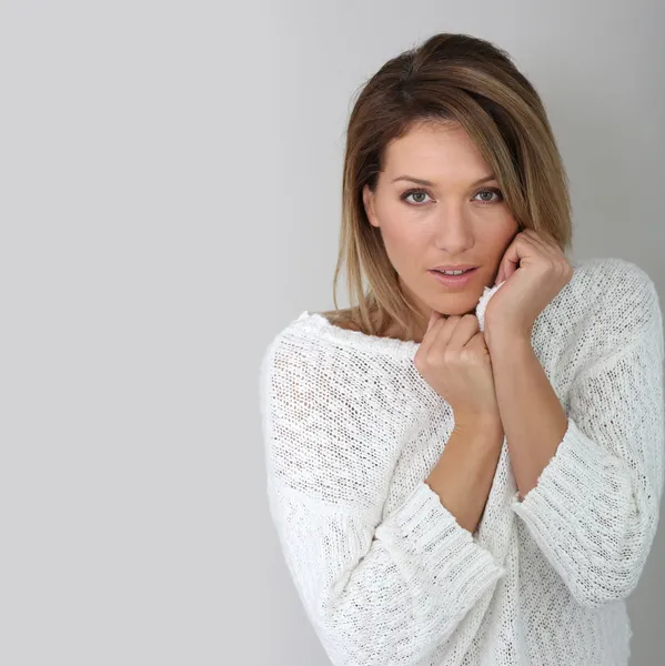 Mujer tocando su cara —  Fotos de Stock