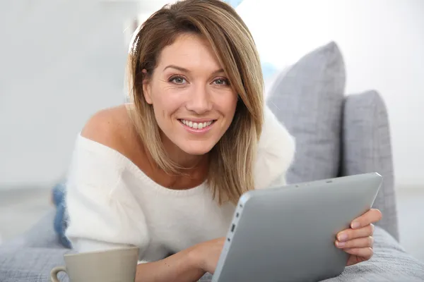 Frau surft im Internet — Stockfoto