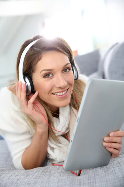 Kvinnan lyssnar på musik — Stockfoto