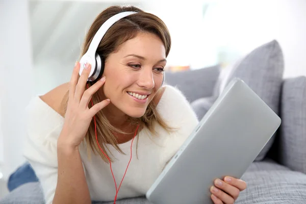 Женщина слушает музыку — стоковое фото