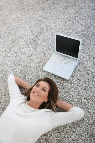 Woman using laptop — Stock Photo, Image