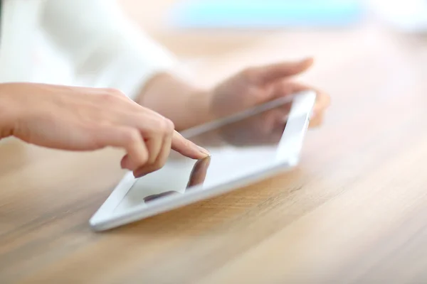 Hand on digital tablet — Stock Photo, Image