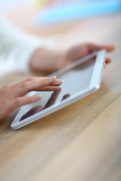 Hand on digital tablet — Stock Photo, Image