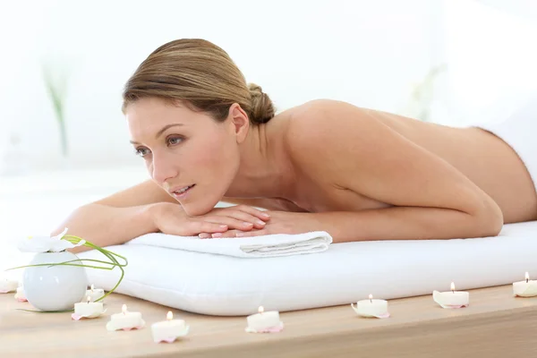 Vrouw op massagebed — Stockfoto