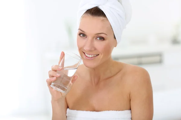 Vrouw die water drinkt — Stockfoto