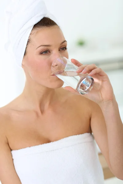 Frau trinkt Wasser — Stockfoto