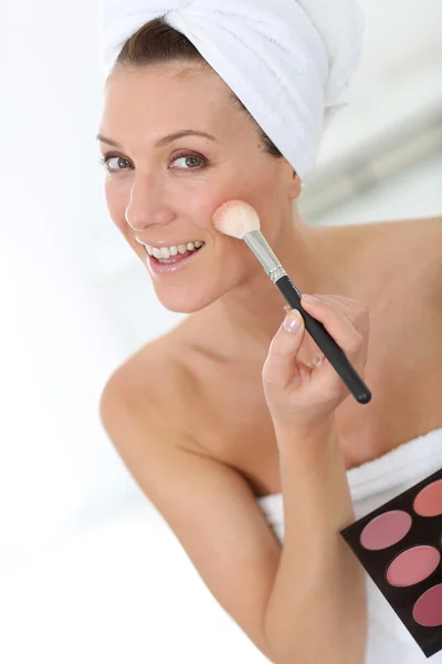 Žena aplikující make-up — Stock fotografie
