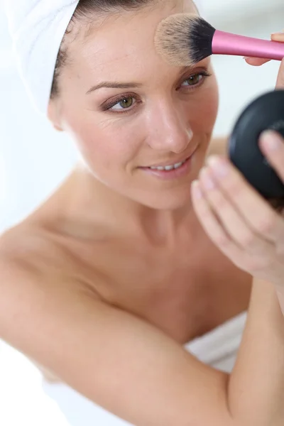 Mujer aplicando maquillaje —  Fotos de Stock