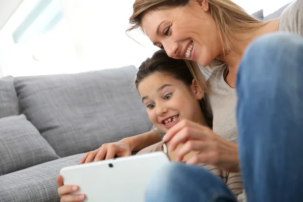 Madre e hija con tableta Imagen de archivo