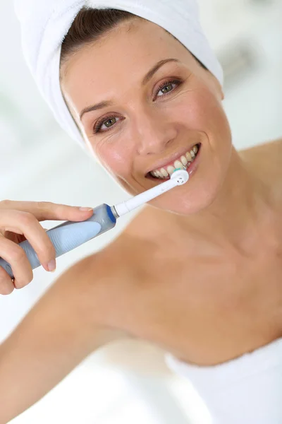 Dişlerini fırçalayan kadın. - Stok İmaj