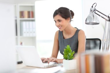 İş kadını Laptop 'ta çalışıyor