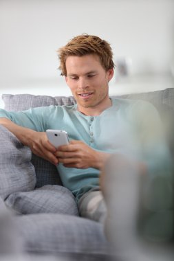 adam akıllı telefon ile Divan