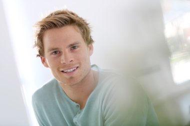 yakışıklı gülen adam