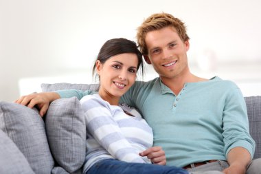 Çift kanepede dinleniyor.