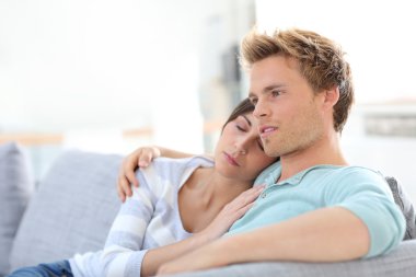 Çift kanepede dinleniyor.