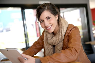kadın websurfing tablet ile