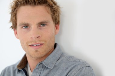 trendy yakışıklı adam