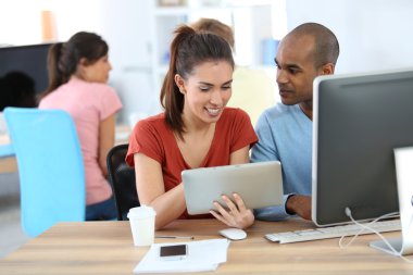 Dijital tablet bağlı öğrenciler