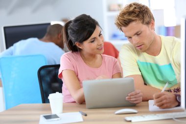 Dijital tablet kullanan öğrenciler