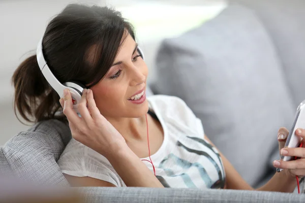 Mujer escuchando música —  Fotos de Stock