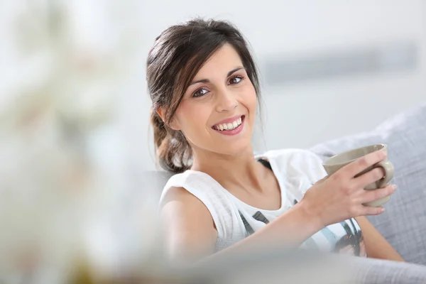 Frau mit Tasse Heißgetränk — Stockfoto