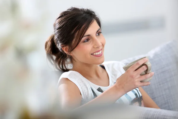 Vrouw met cup van warme dranken — Stockfoto