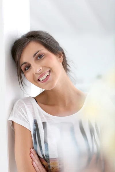 Szczęśliwa młoda kobieta — Zdjęcie stockowe