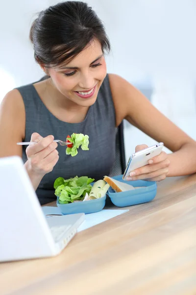 Businesswoman having lunch — Stock Photo, Image