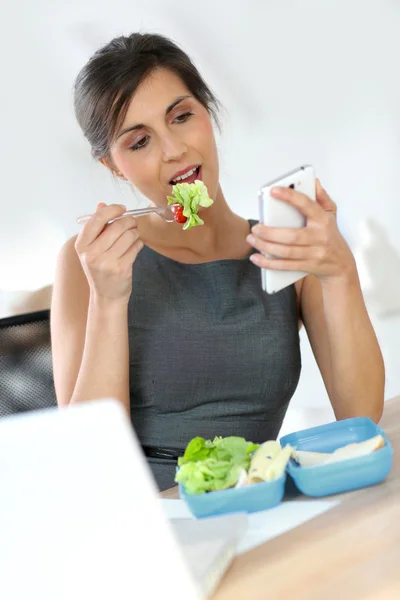Businesswoman having lunch — Stock Photo, Image