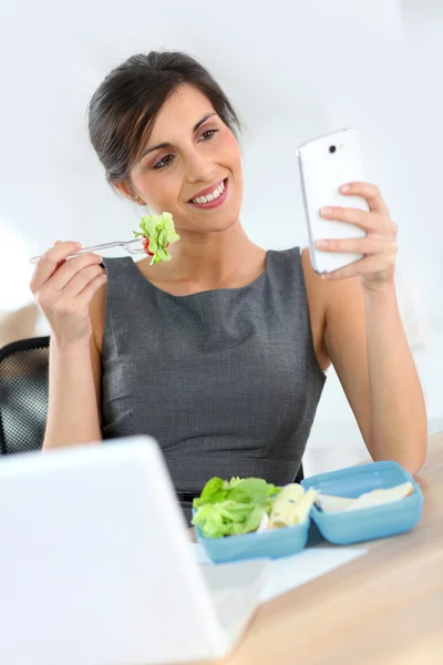 Zakenvrouw na de lunch — Stockfoto