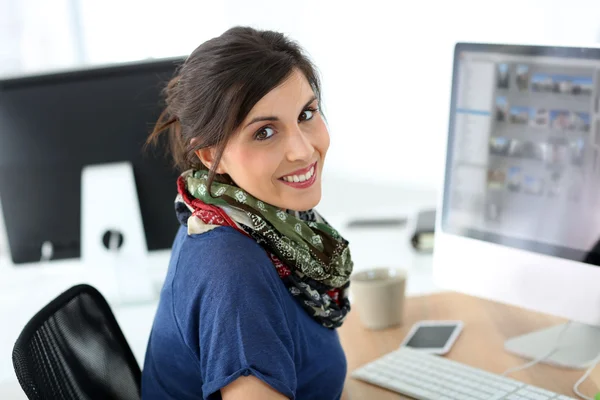 Menina em classe de treinamento — Fotografia de Stock