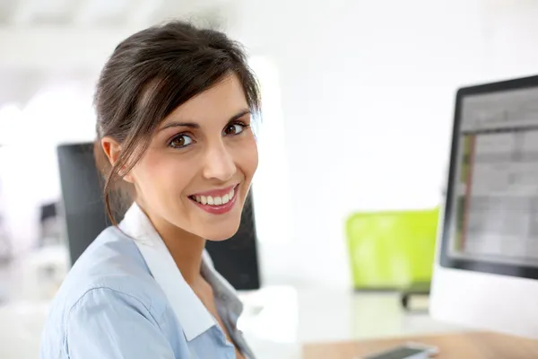 Office worker sitting at desk — Stock Photo, Image