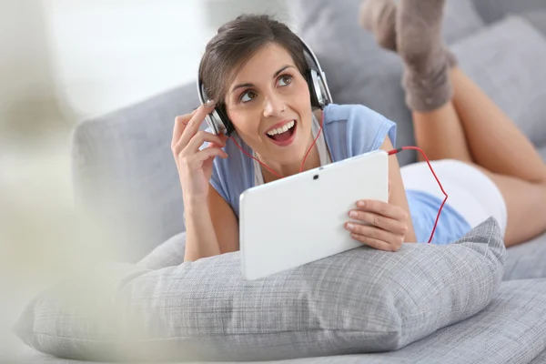 Menina ouvindo música — Fotografia de Stock