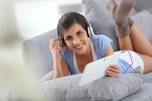 Menina ouvindo música — Fotografia de Stock