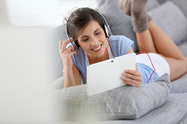 Flicka lyssnar på musik — Stockfoto