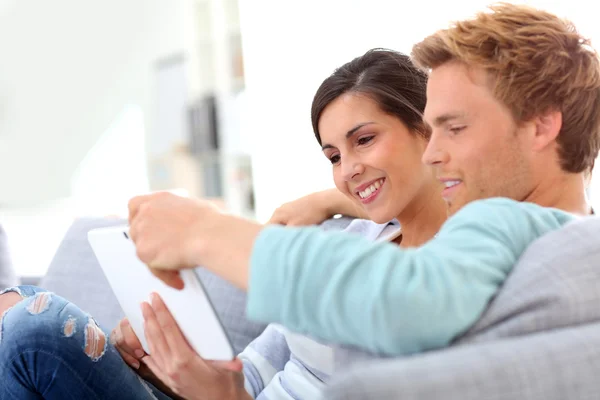 Couple websurfing with tablet — Stock Photo, Image