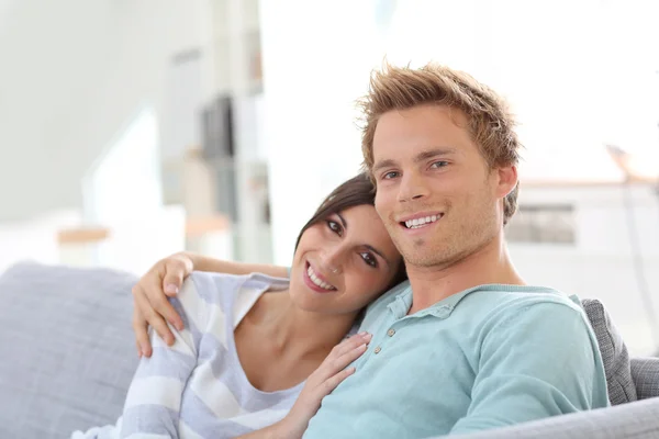 Casal relaxante no sofá — Fotografia de Stock