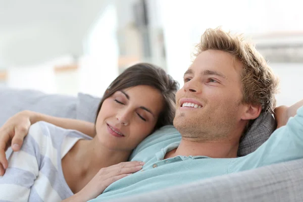 Casal relaxante no sofá — Fotografia de Stock