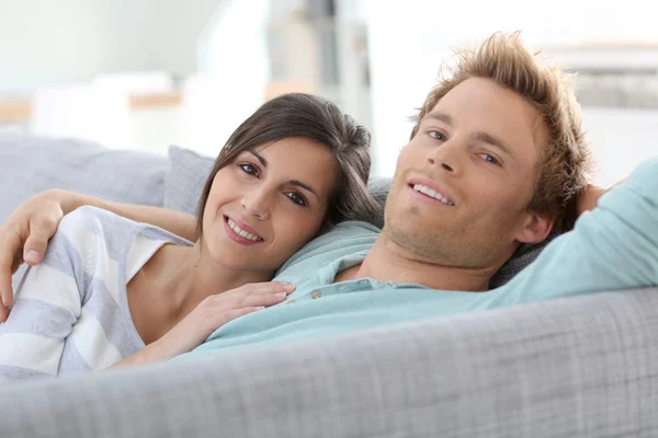 Casal relaxante no sofá — Fotografia de Stock