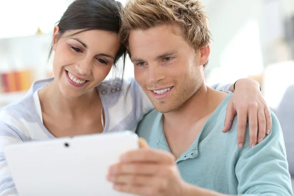 Couple websurfing with tablet — Stock Photo, Image