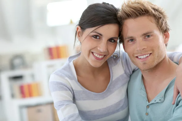 Casal jovem relaxante — Fotografia de Stock