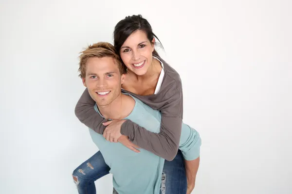 Man die geeft piggyback rit te vriendin — Stockfoto