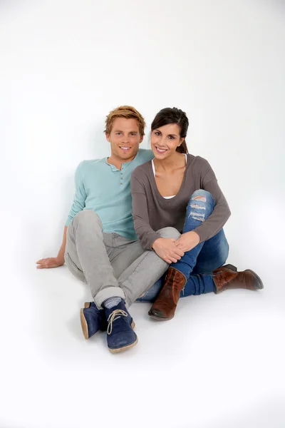 Paret sitter på golvet — Stockfoto