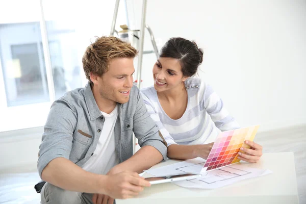 Couple choosing wall paint colors — Stock Photo, Image